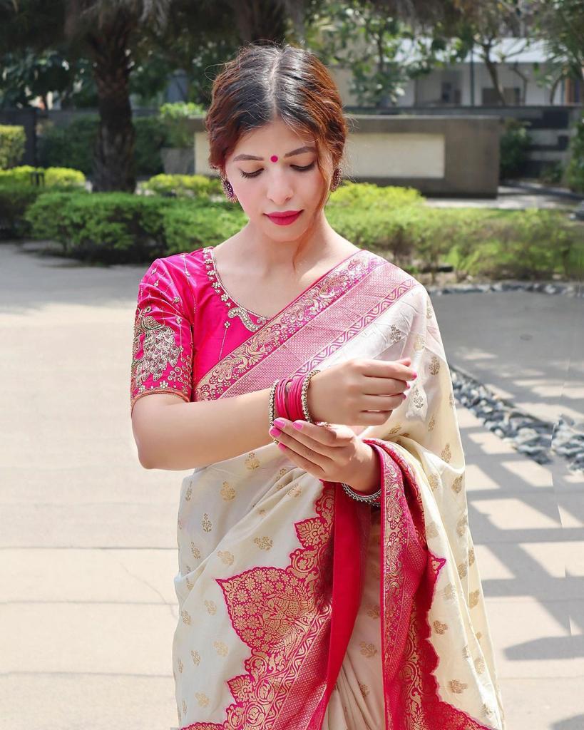 Women Floral Woven Saree with Contrast Border