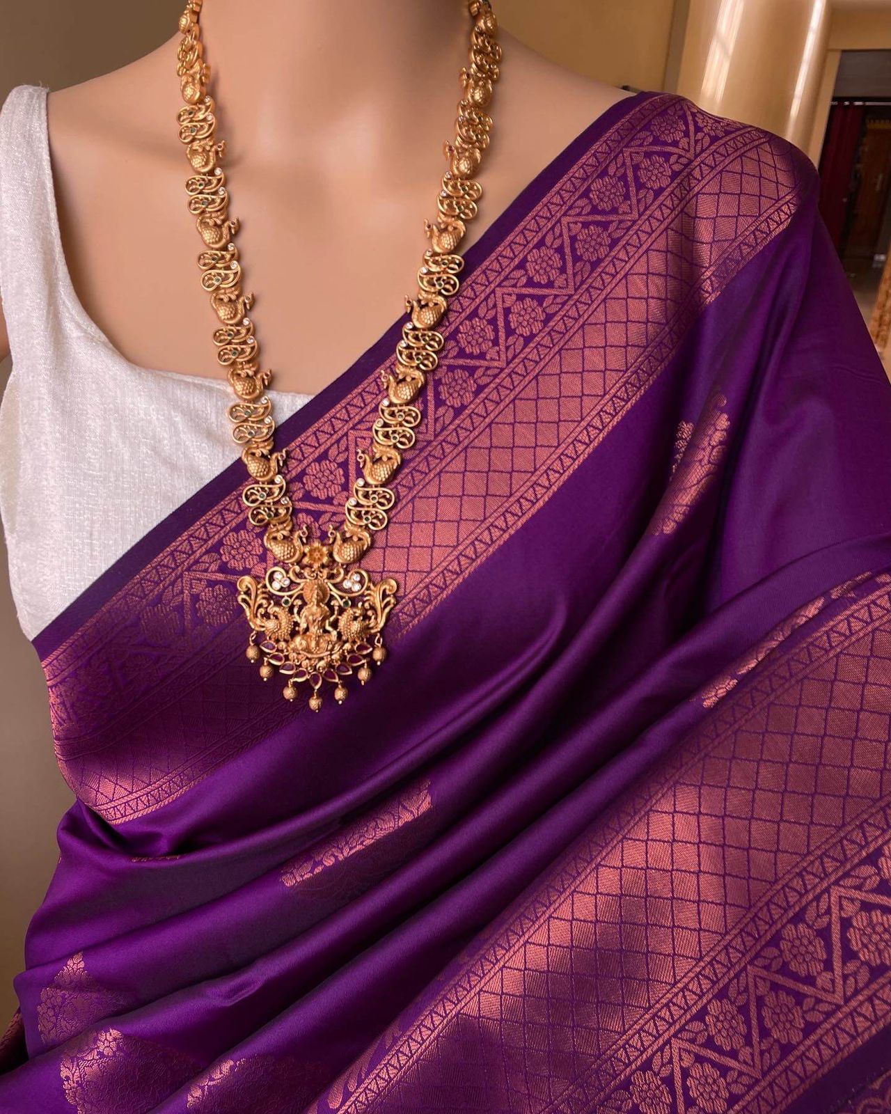Women Kanjeevaram Saree with Floral Woven Motifs & Contrast Border