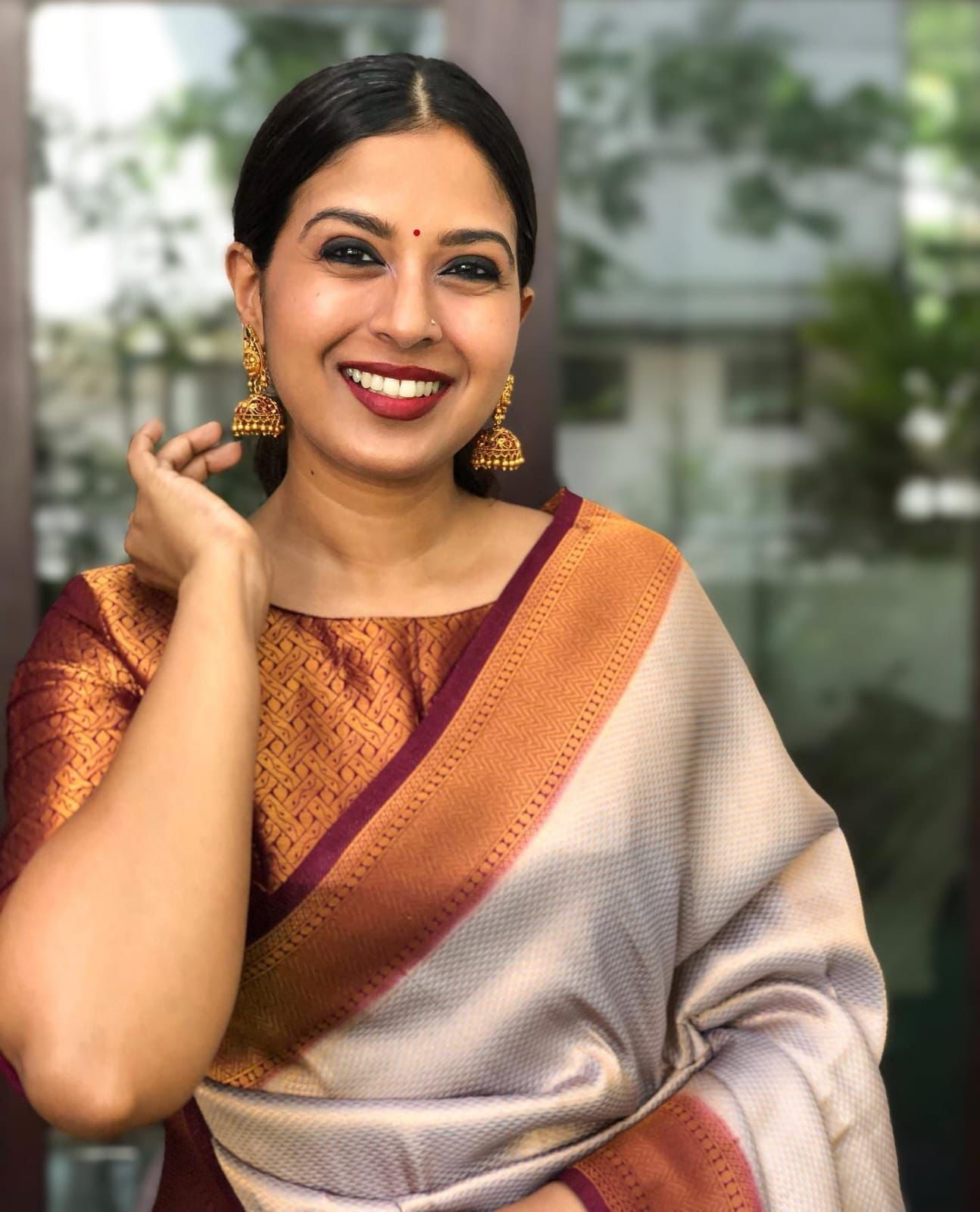 Women Floral Woven Saree with Contrast Border