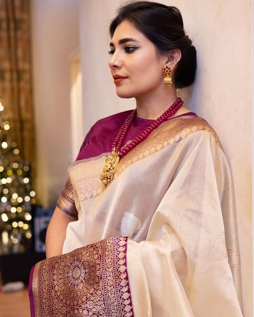 Floral Pattern Saree with Contrast Border