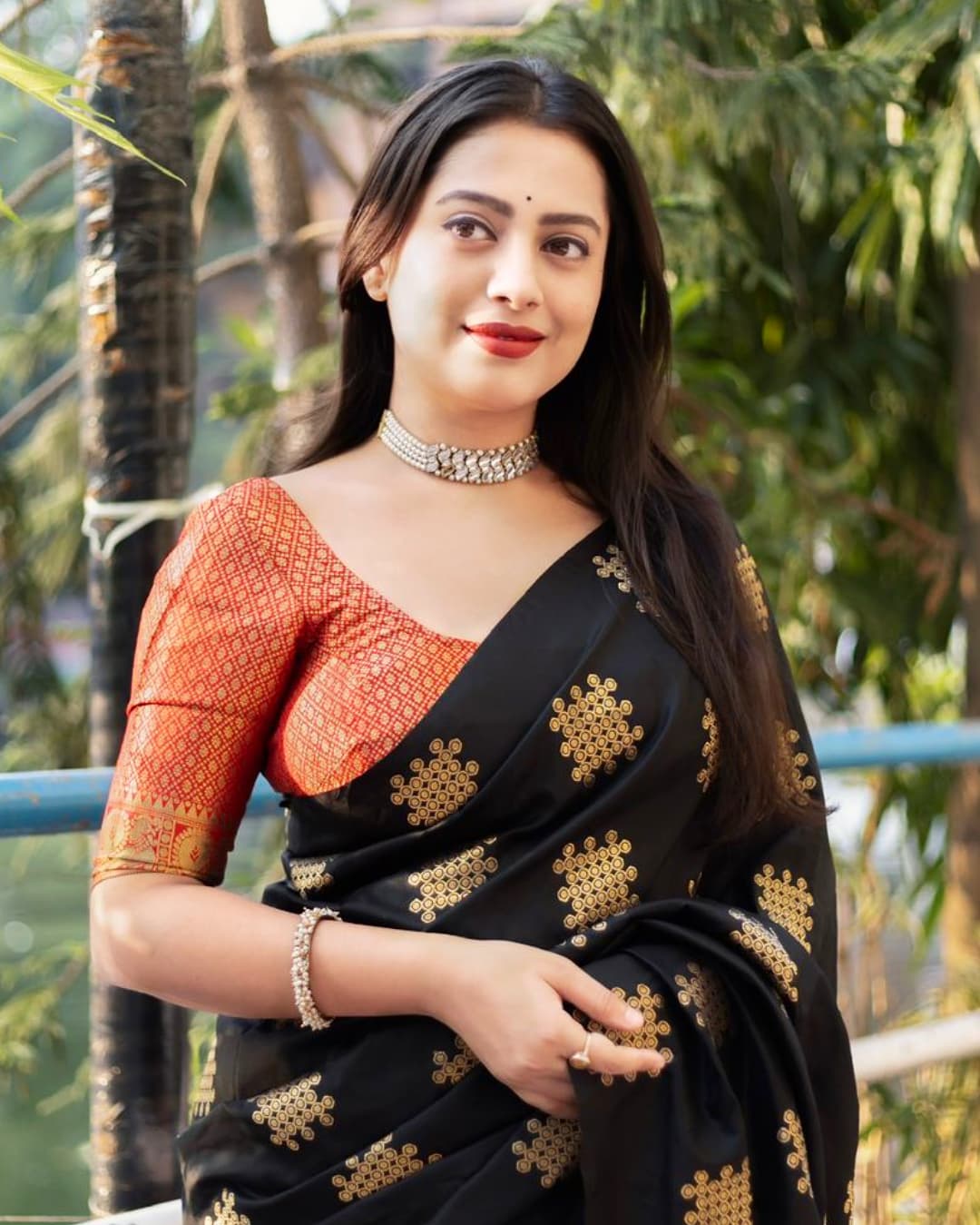 Women's Black Silk Blend Saree with Golden Woven Motifs & Copper Pink Contrast Pallu