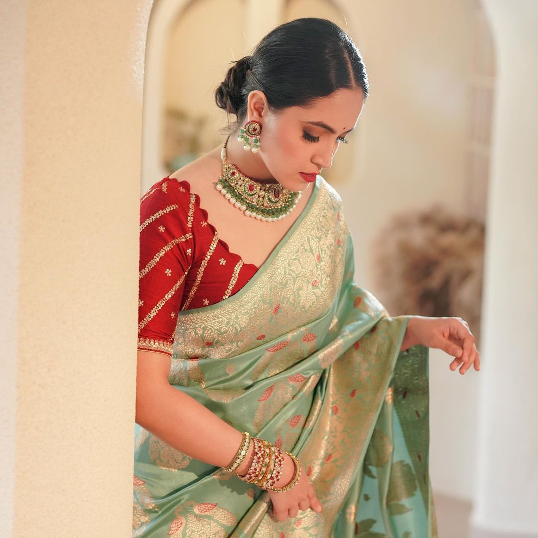 Women Saree with Woven Motifs