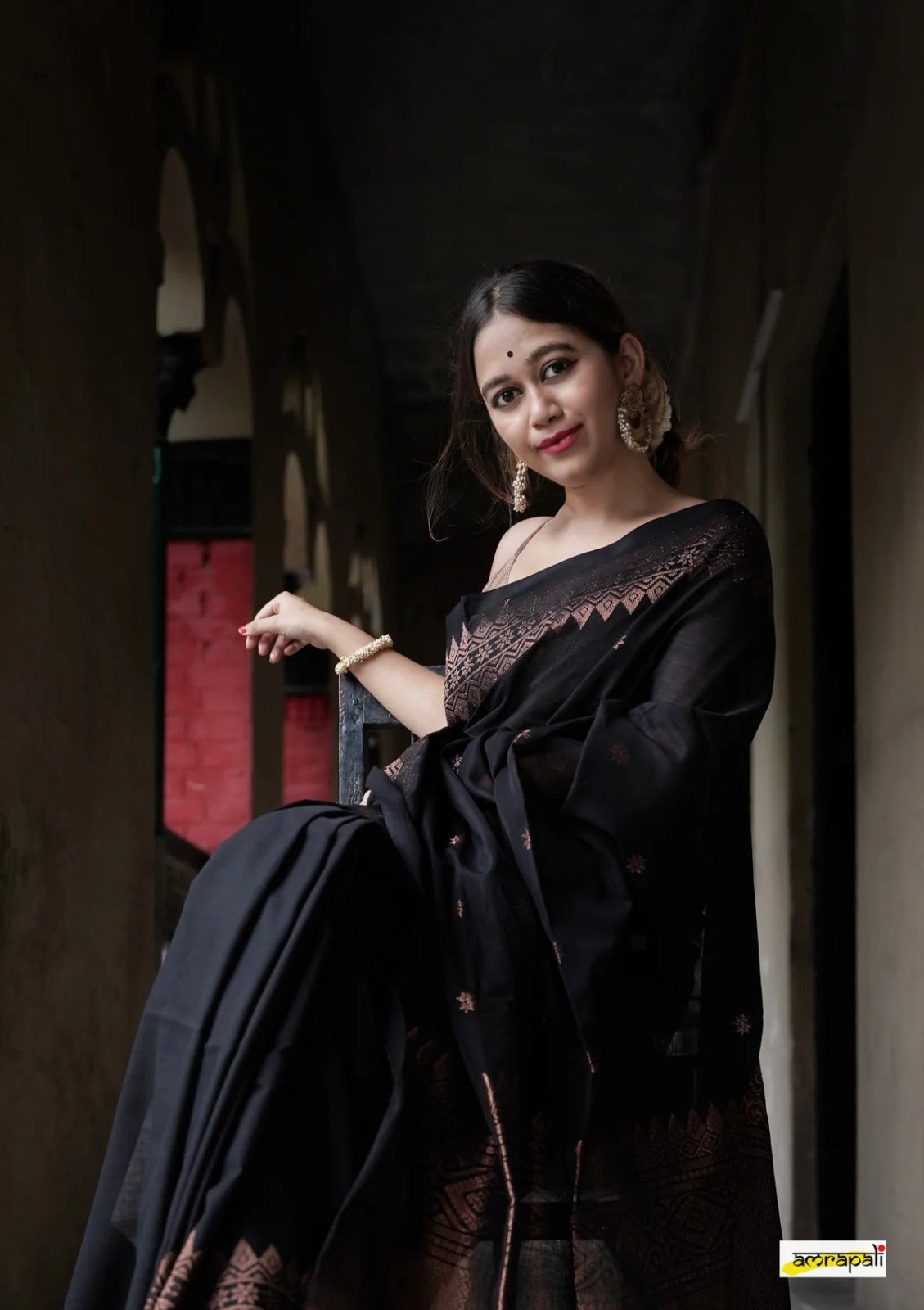 Women Paisley Woven Kanjeevaram Silk Saree with Contrast Border