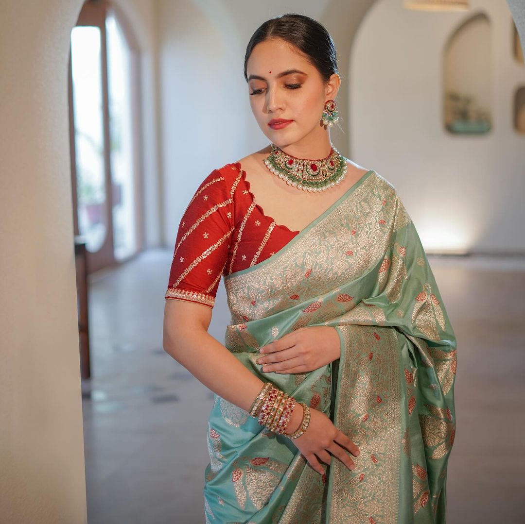 Women Saree with Woven Motifs