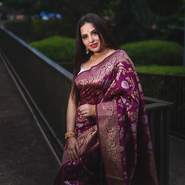 Royal Banarasi Silk Saree with Rich Zari Weaving – Purple & Rose Gold