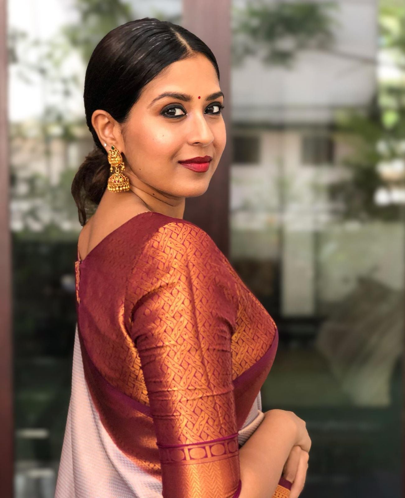 Women Floral Woven Saree with Contrast Border