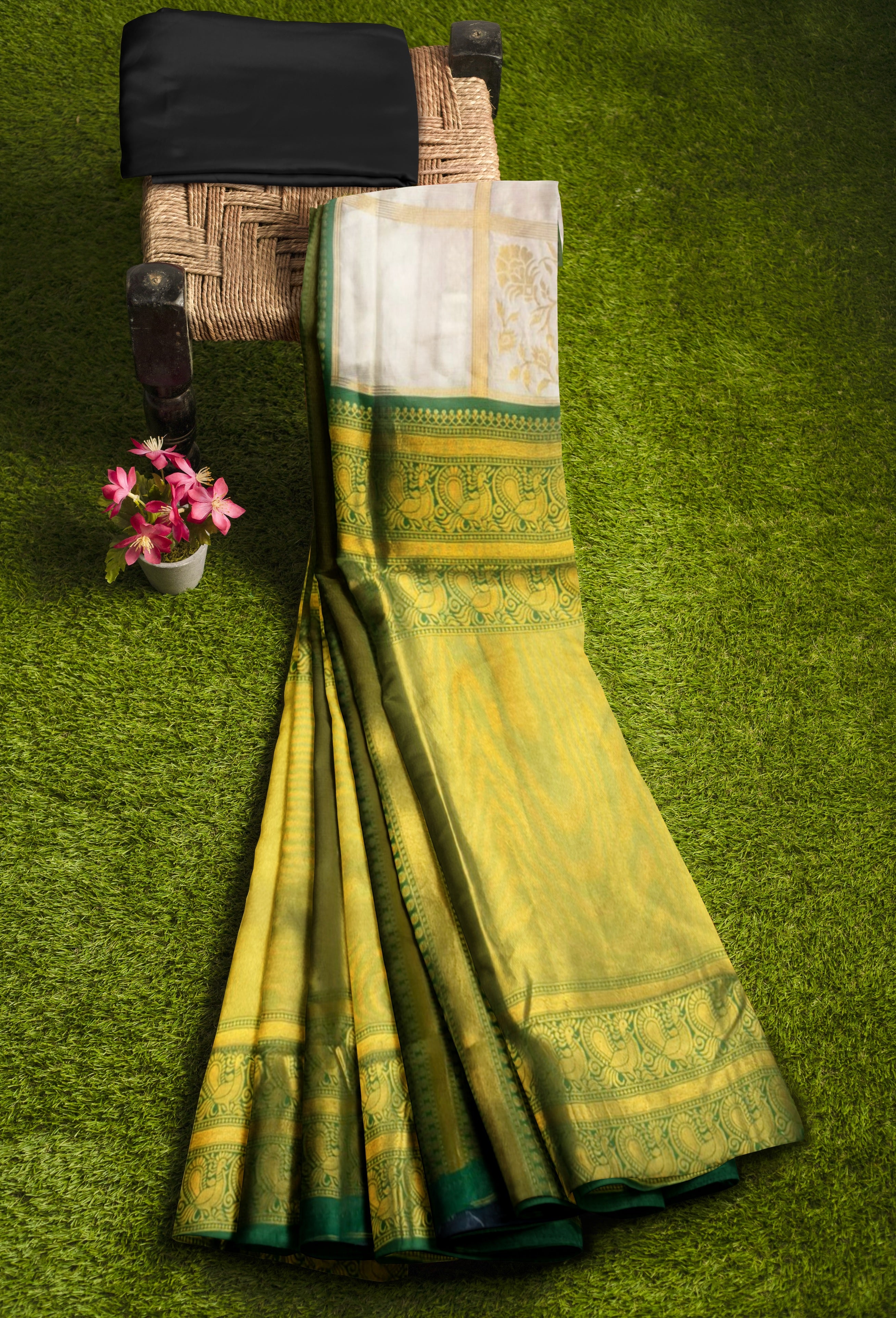 Women Kanjeevaram Woven Saree with Contrast Border