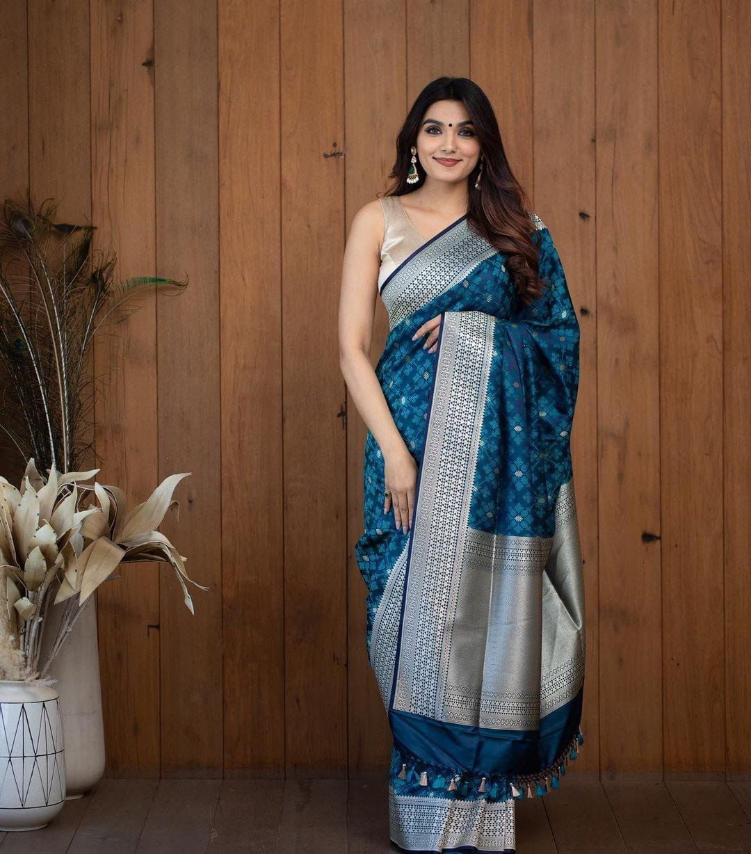 Women Geometric Woven Banarasi Silk Saree
