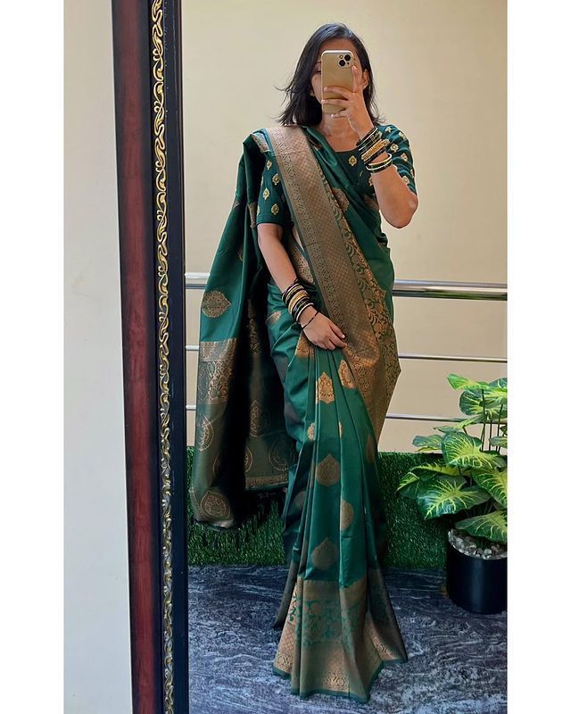 Women Kanjeevaram Saree with Floral Woven Motifs & Contrast Border