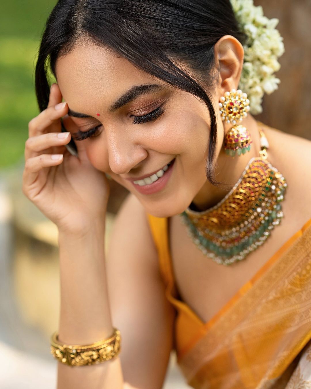 Women Floral Woven Saree with Contrast Blouse