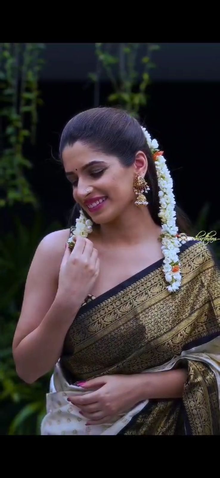 Self Design Kanjivaram Jacquard Saree (Cream)