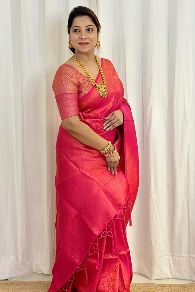Women Paisley Woven Kanjeevaram Silk Saree with Contrast Border