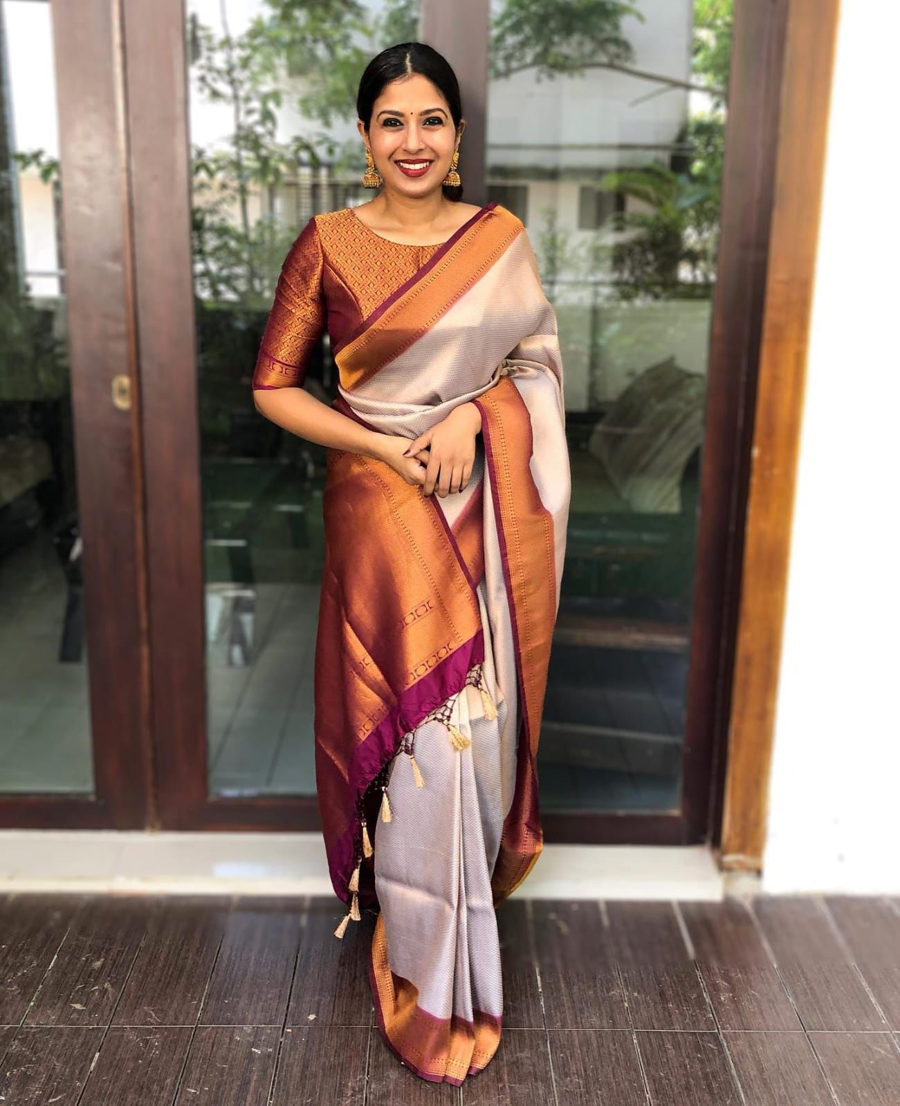 Women Floral Woven Saree with Contrast Border