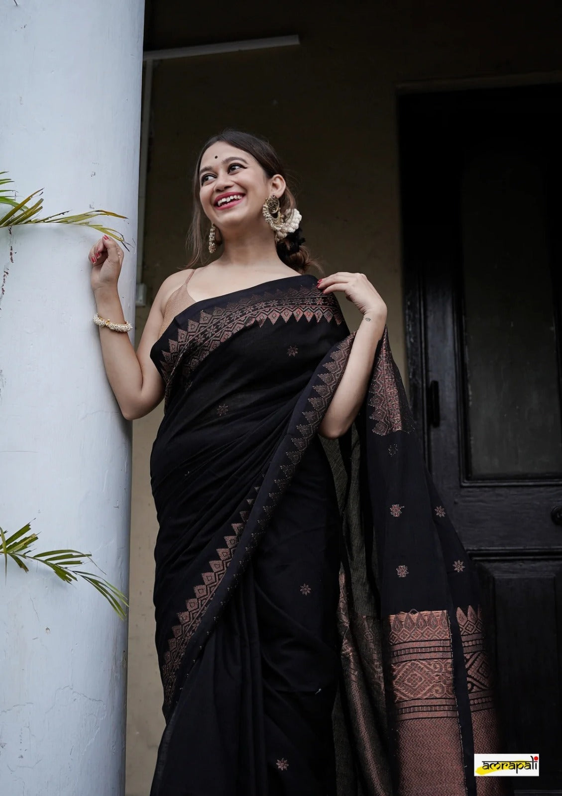 Women Paisley Woven Kanjeevaram Silk Saree with Contrast Border