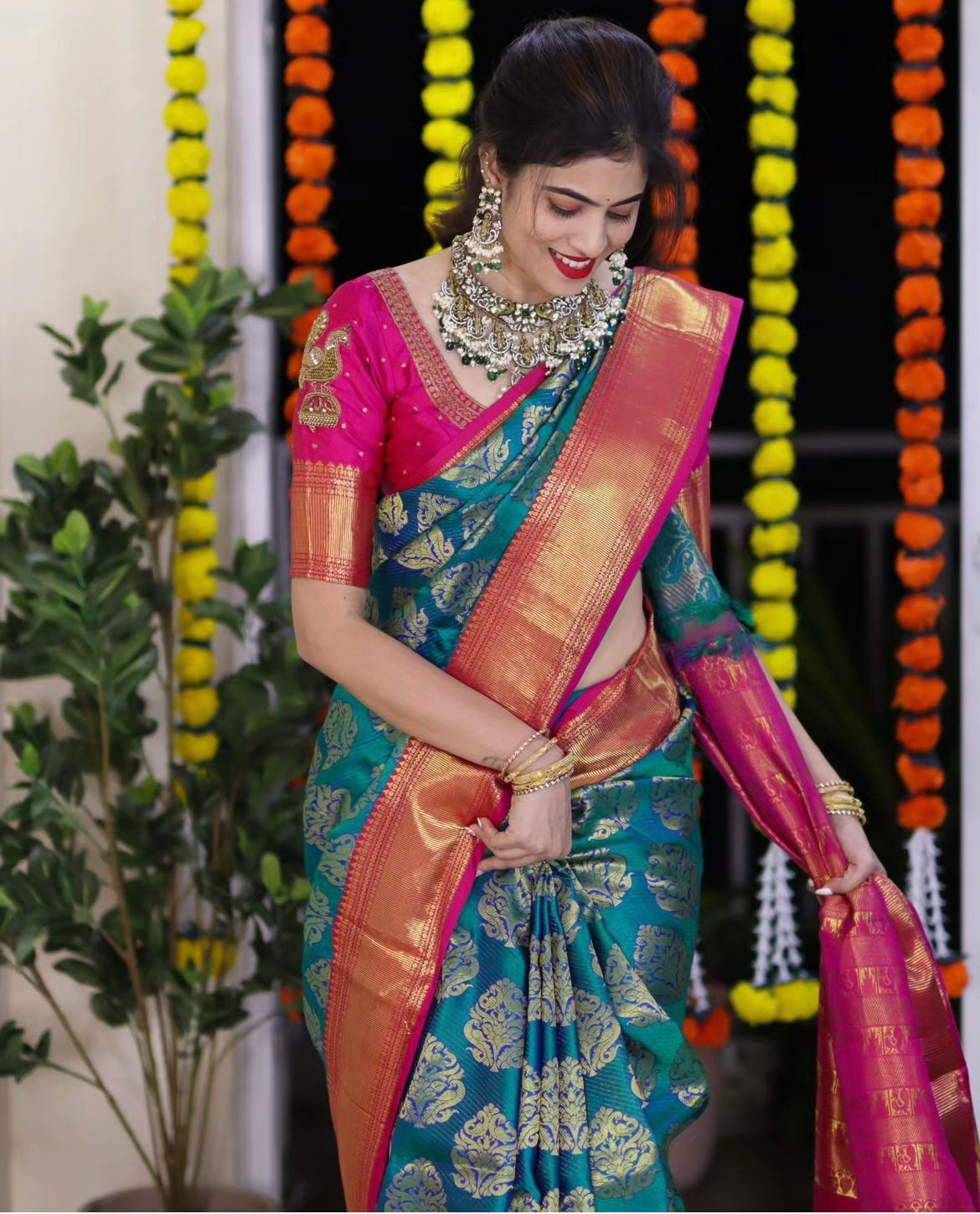 Women Floral Woven Banarasi Silk Saree