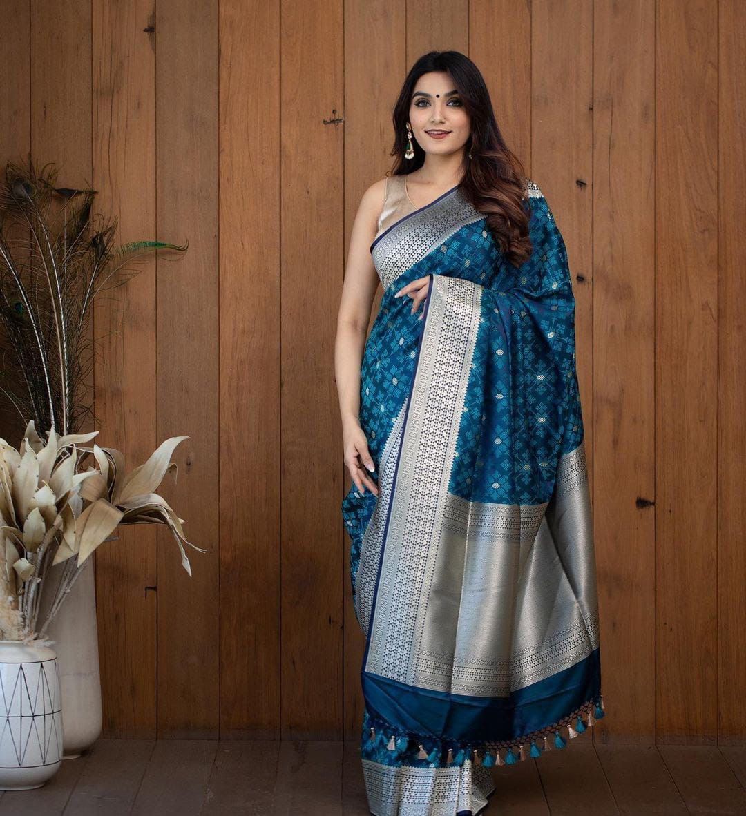 Women Geometric Woven Banarasi Silk Saree