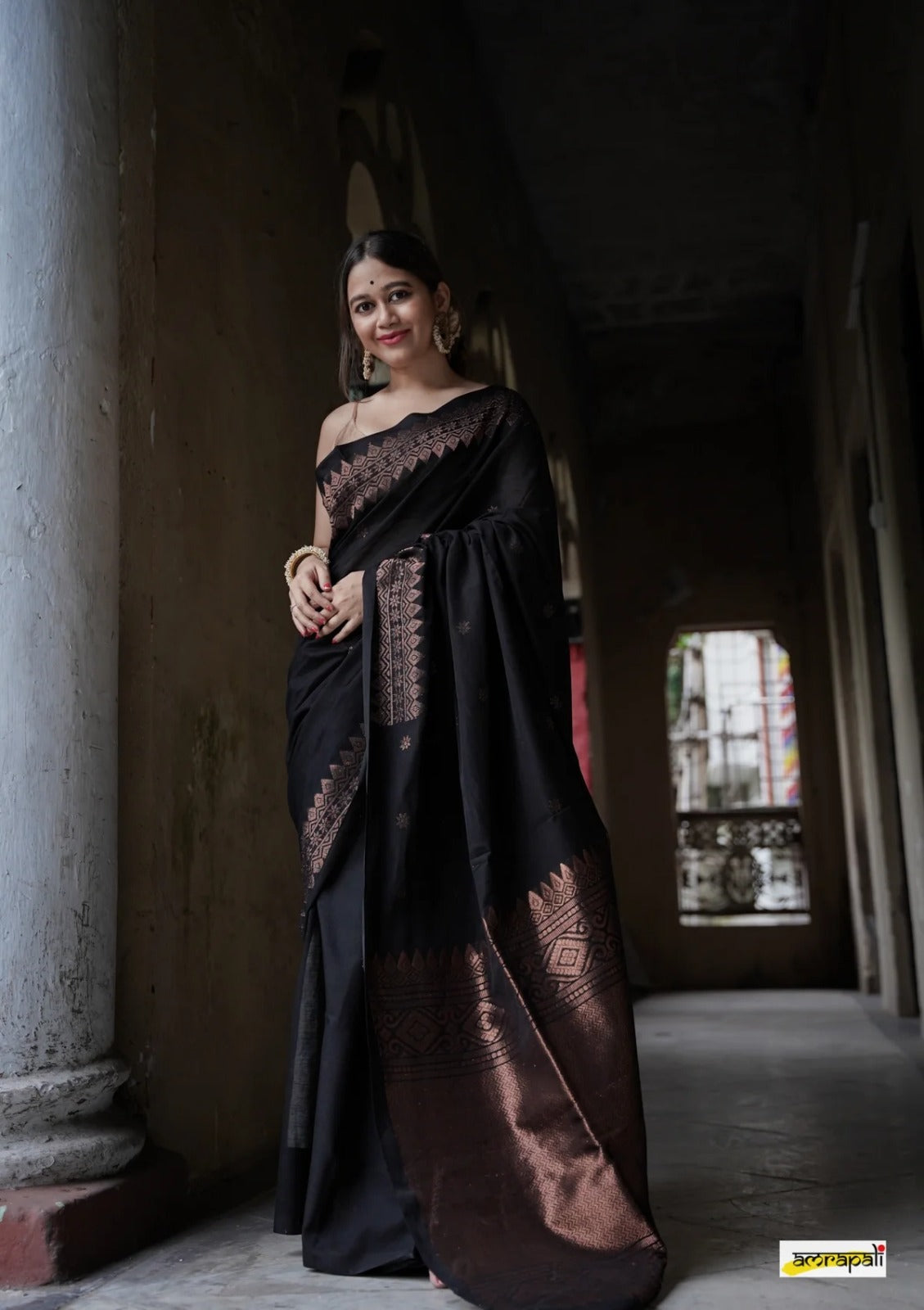 Women Paisley Woven Kanjeevaram Silk Saree with Contrast Border