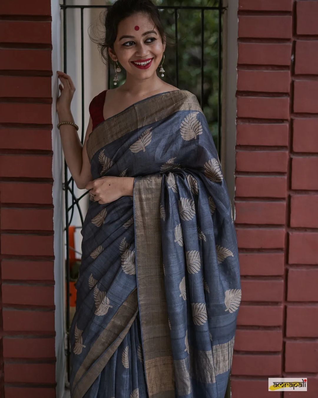Women's Charcoal Gray Silk Saree with Golden Leaf Motifs