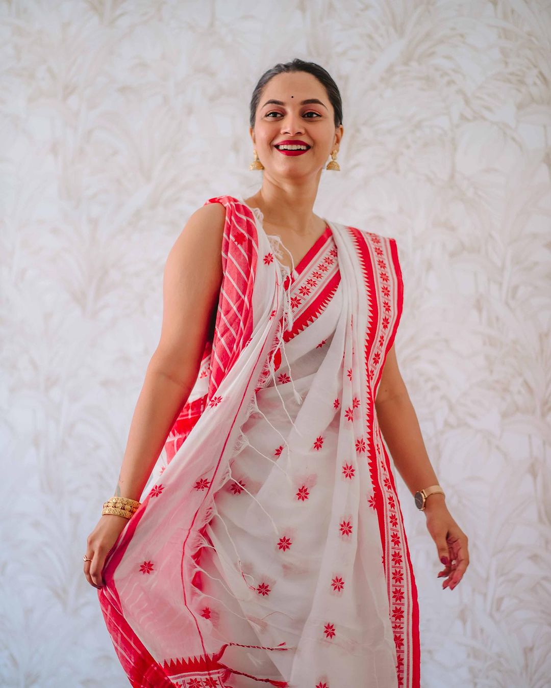 Women's White Saree with Red Embroidered Border