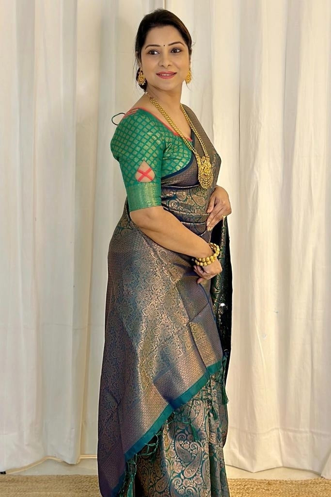 Women Paisley Woven Kanjeevaram Silk Saree with Contrast Border