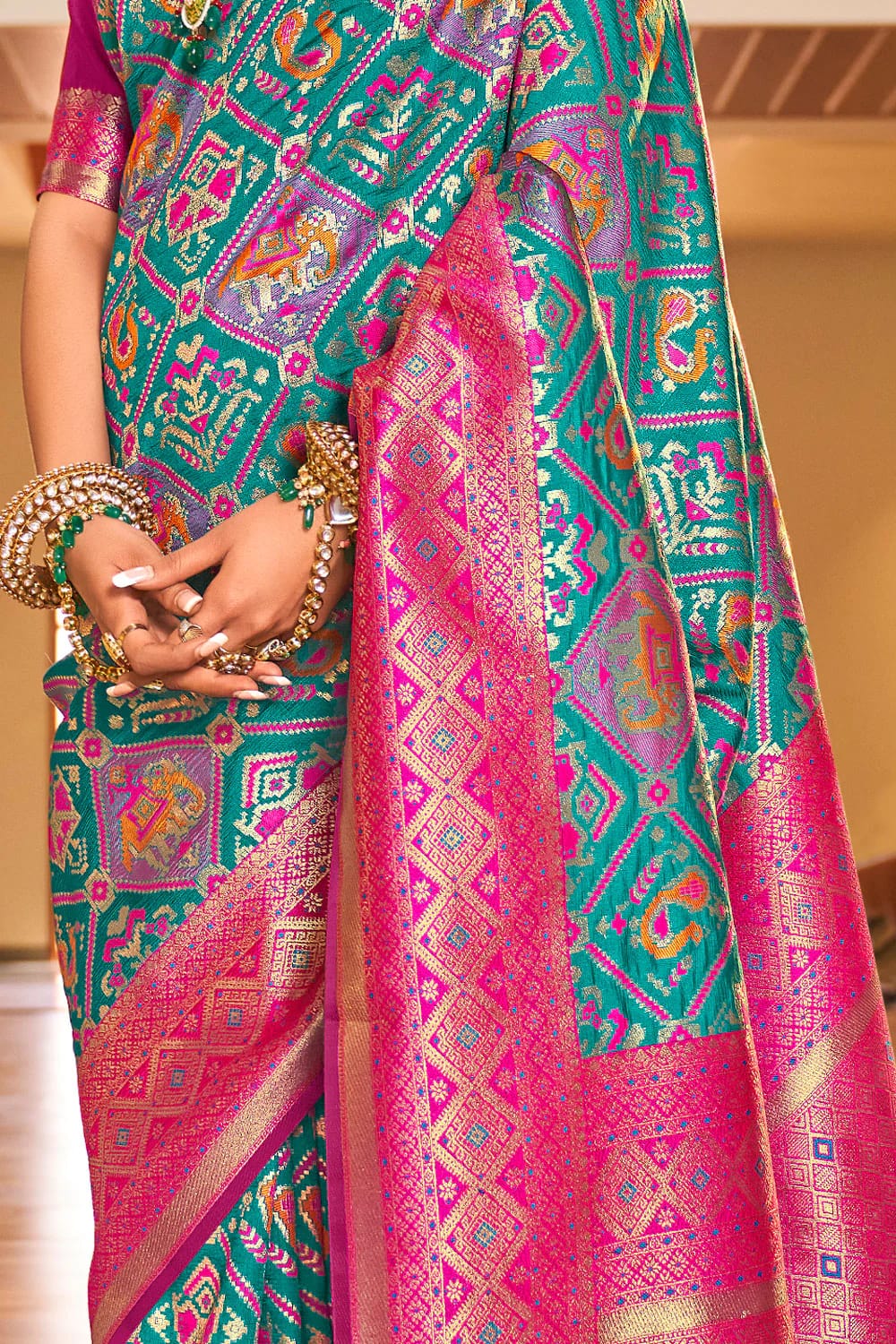 Women Printed Saree with Contrast Border
