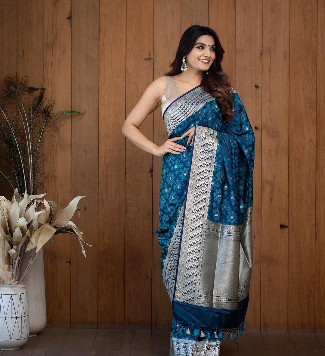 Women Geometric Woven Banarasi Silk Saree