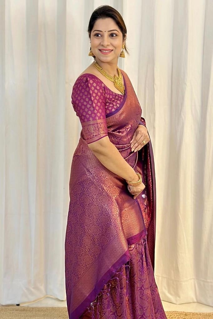 Women Paisley Woven Kanjeevaram Silk Saree with Contrast Border