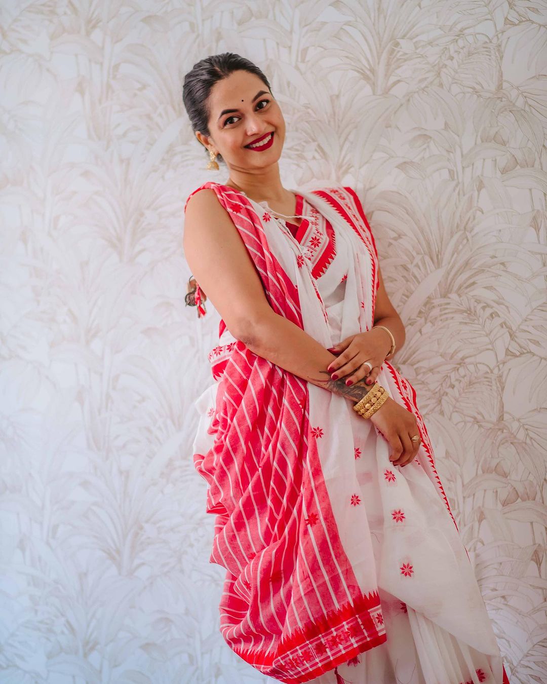 Women's White Saree with Red Embroidered Border