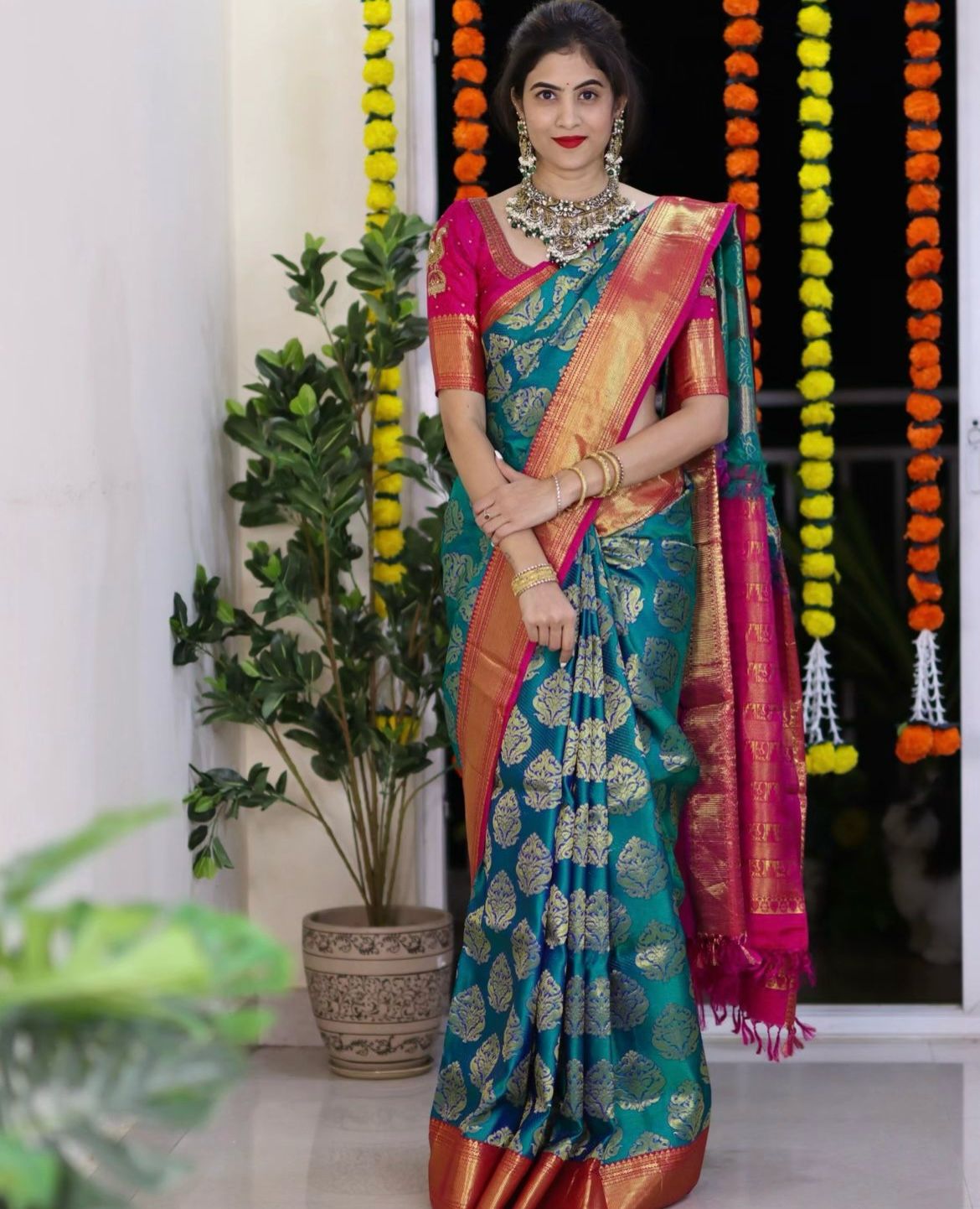 Women Floral Woven Banarasi Silk Saree