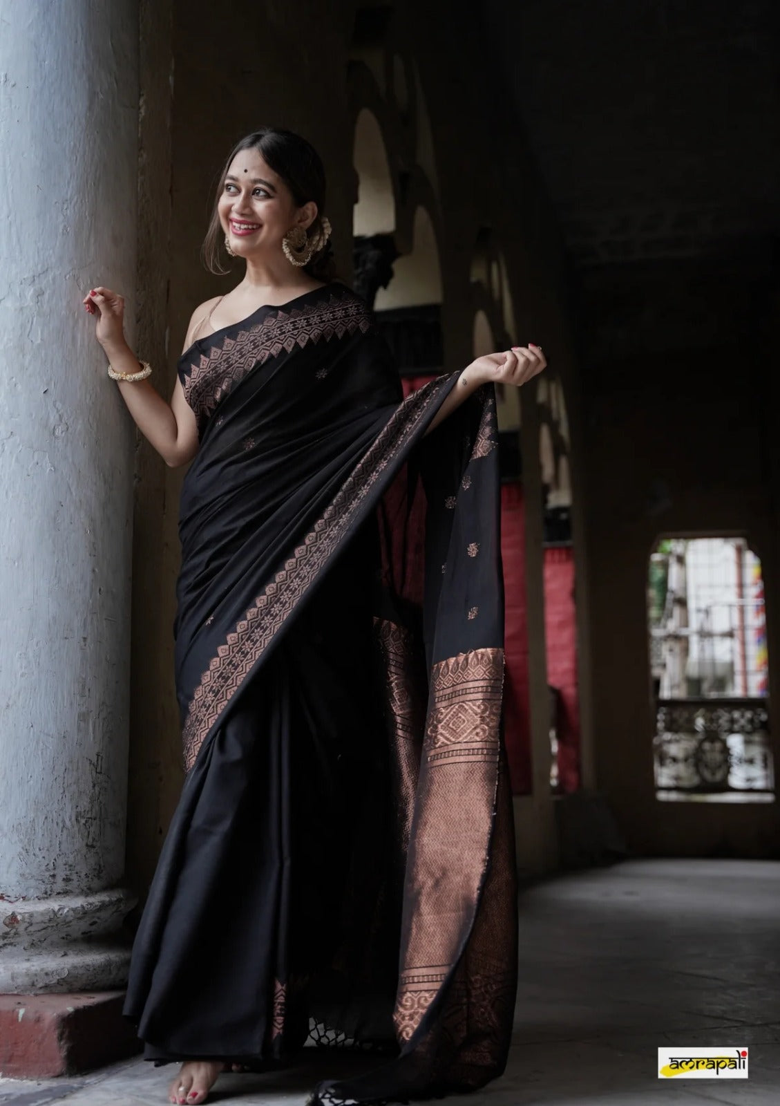 Women Paisley Woven Kanjeevaram Silk Saree with Contrast Border