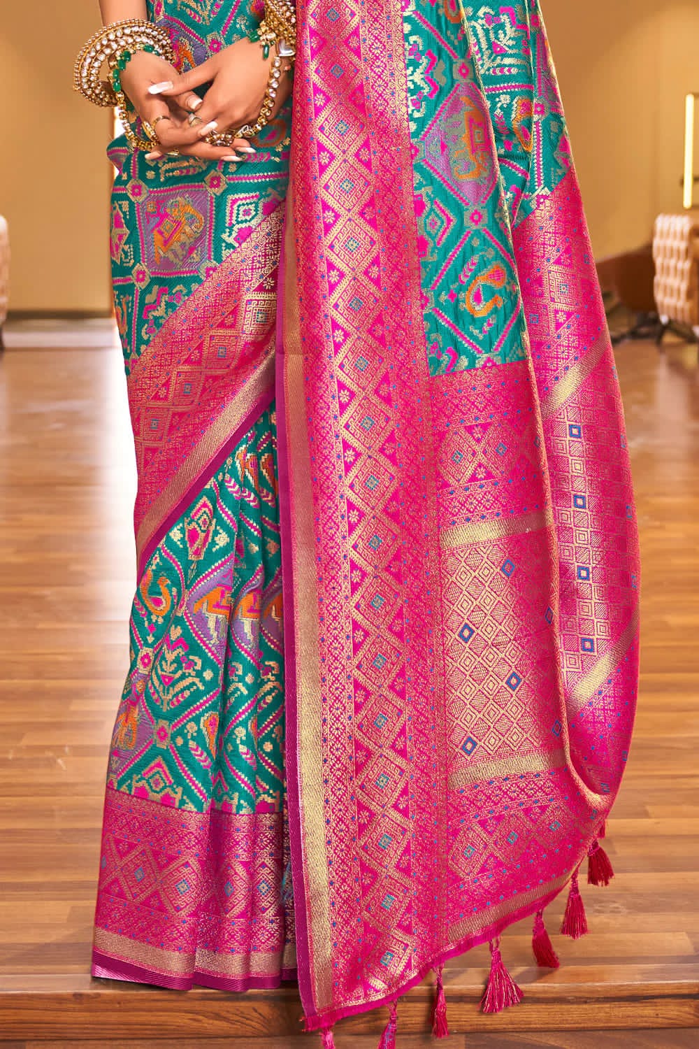 Women Printed Saree with Contrast Border