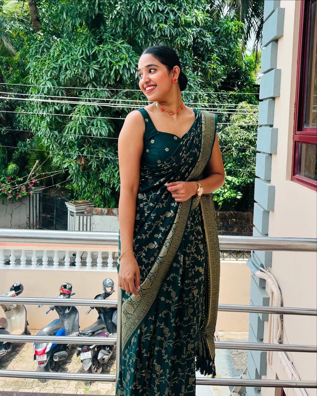 Women's Dark Green Silk Blend Saree with Golden Floral Woven Design & Rich Zari Border