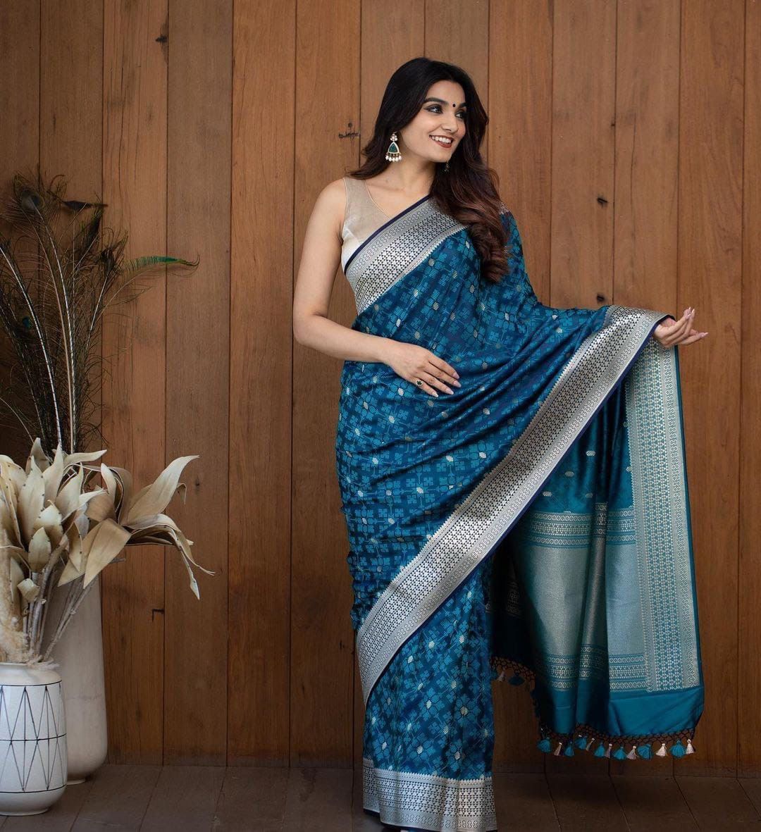 Women Geometric Woven Banarasi Silk Saree