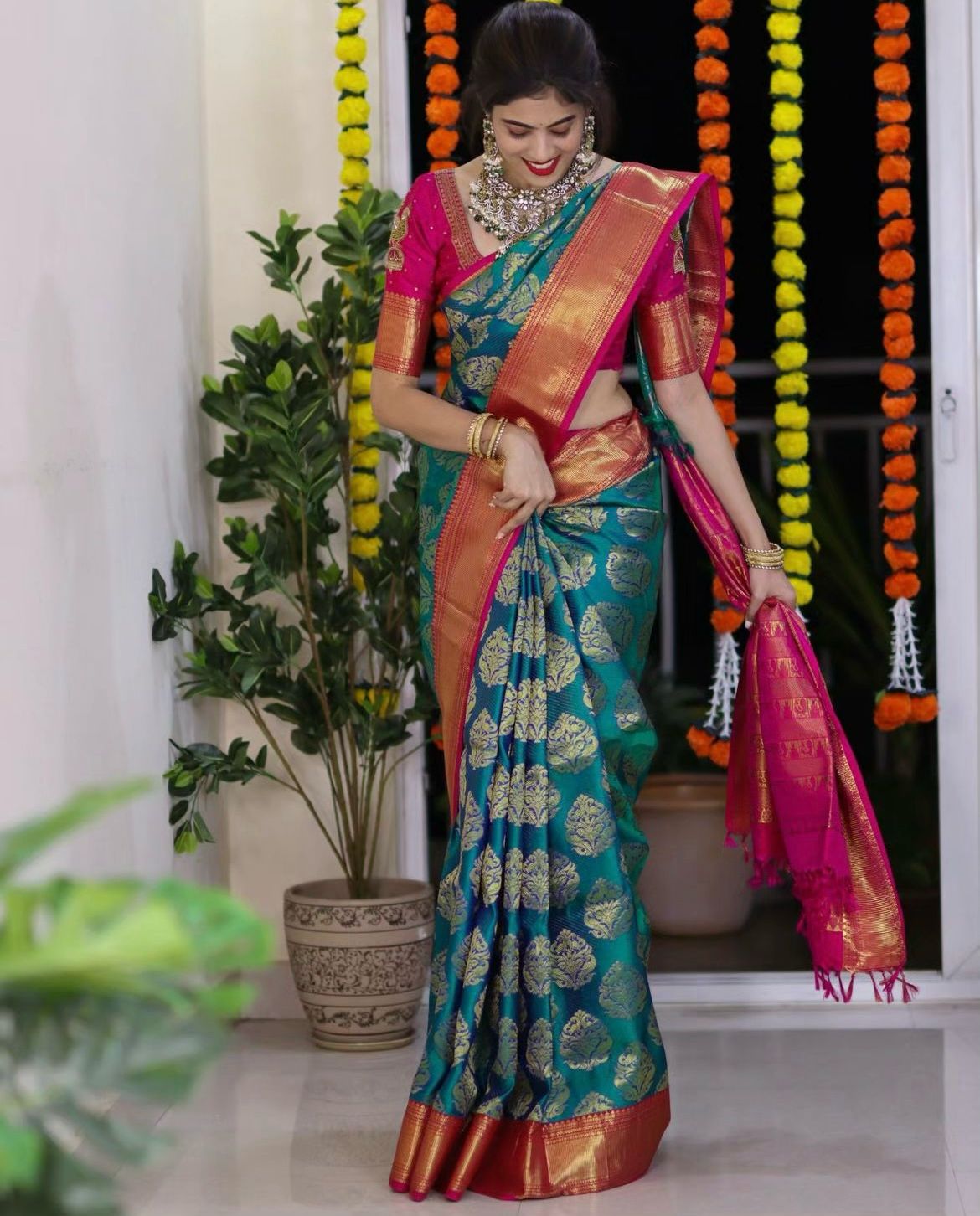 Women Floral Woven Banarasi Silk Saree