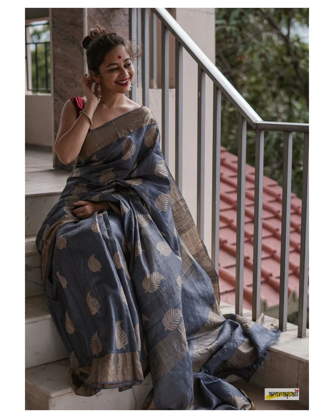 Women's Charcoal Gray Silk Saree with Golden Leaf Motifs