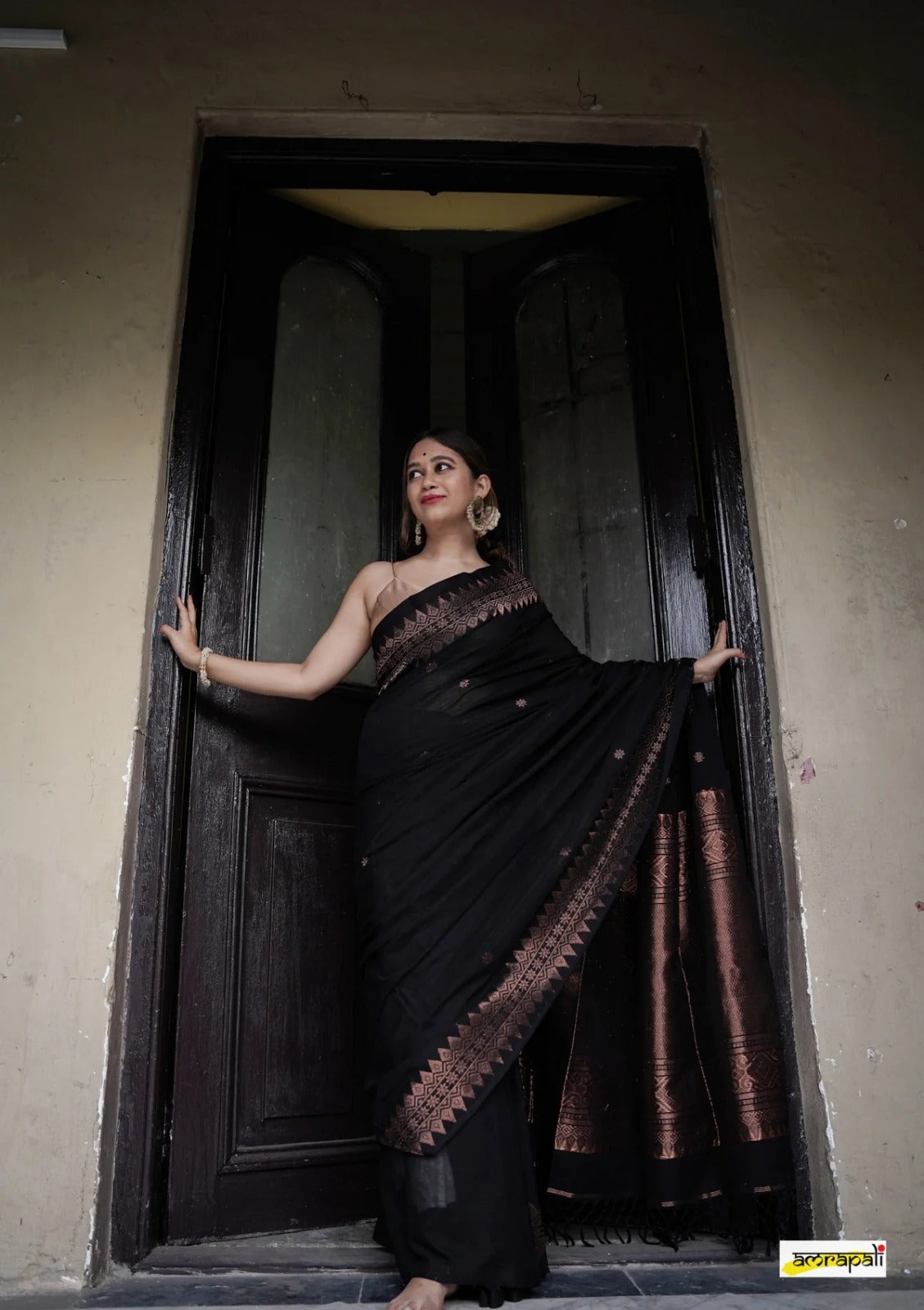 Women Paisley Woven Kanjeevaram Silk Saree with Contrast Border