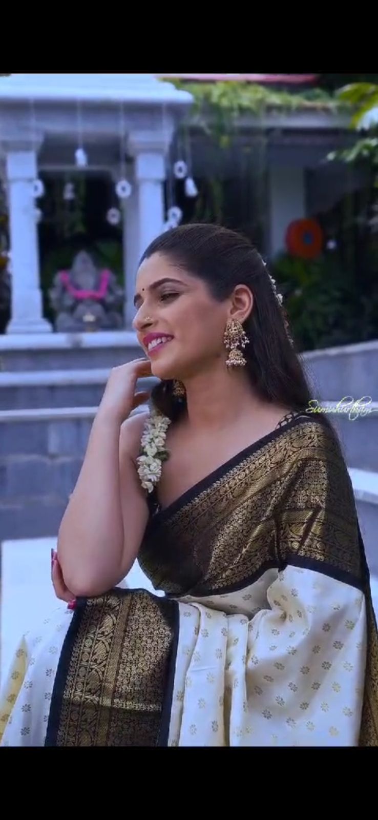 Self Design Kanjivaram Jacquard Saree (Cream)