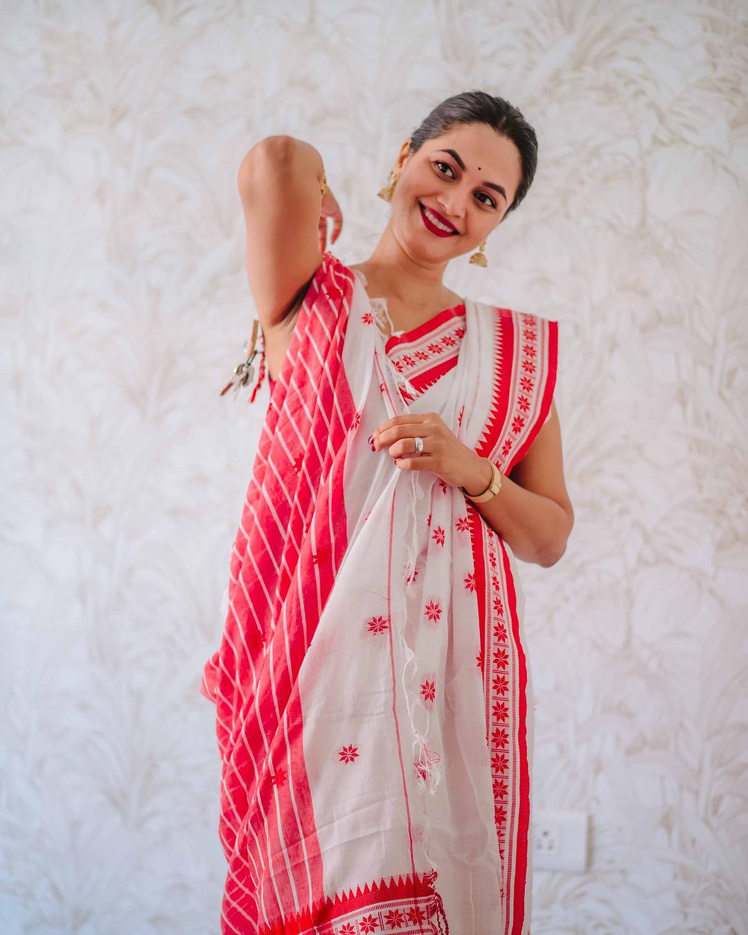 Women's White Saree with Red Embroidered Border