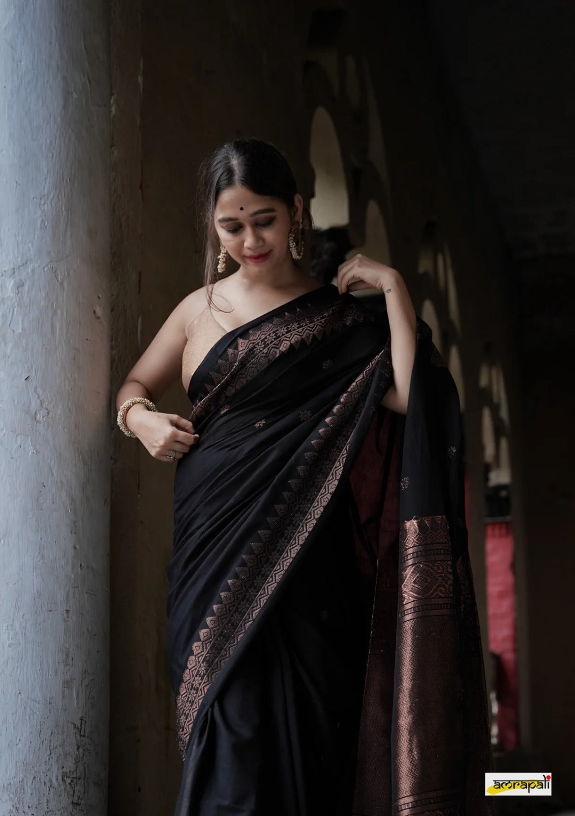 Women Paisley Woven Kanjeevaram Silk Saree with Contrast Border