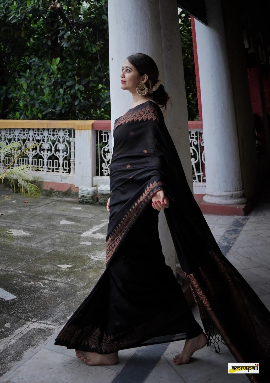 Women Paisley Woven Kanjeevaram Silk Saree with Contrast Border