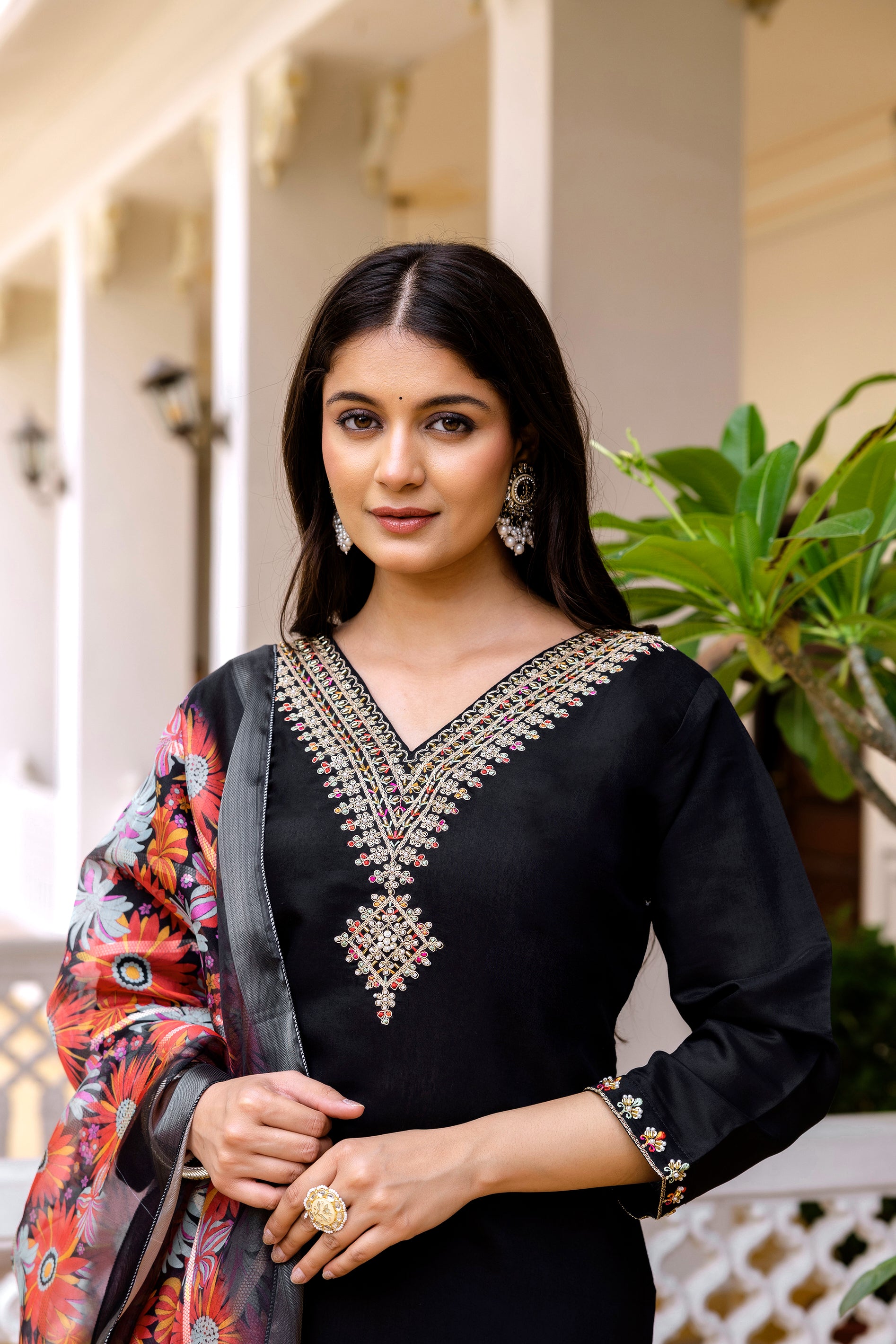 Women's Black Embroidered Kurta Pant & Floral Organza Dupatta Set