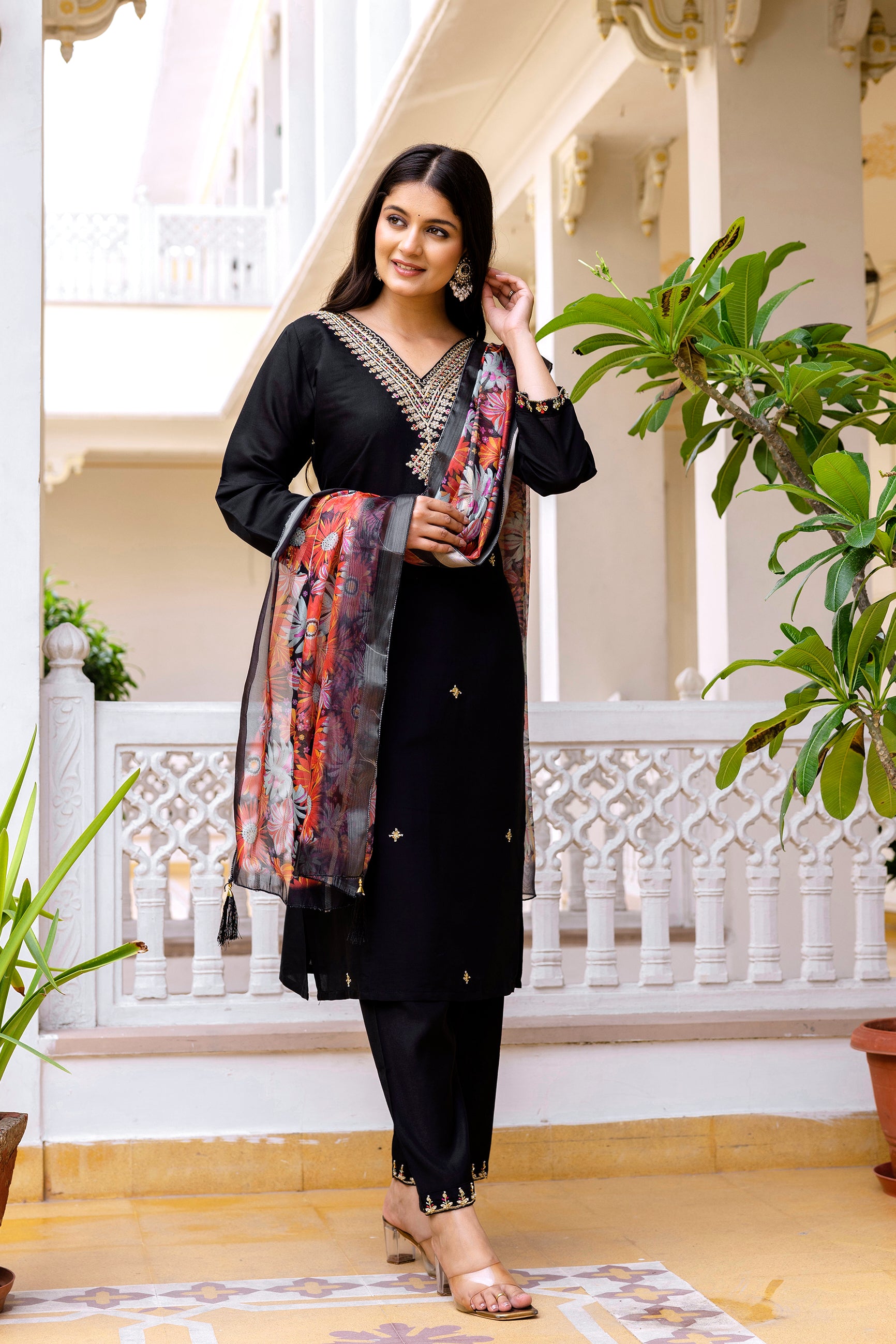 Women's Black Embroidered Kurta Pant & Floral Organza Dupatta Set