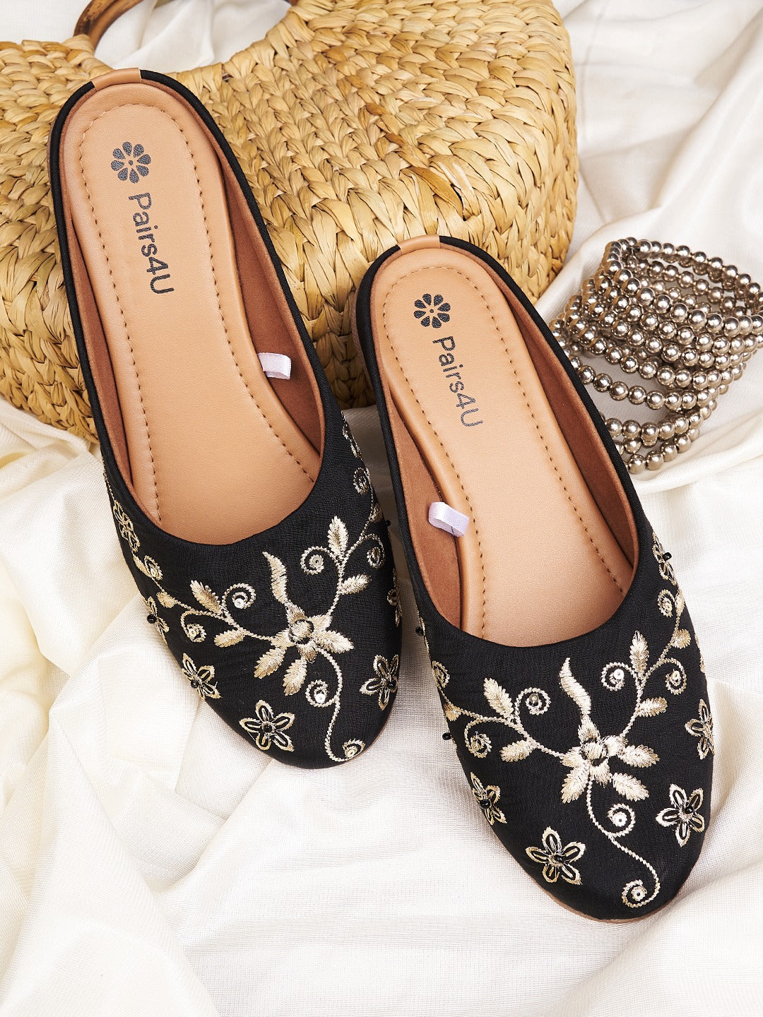 Elegant Black Embroidered Ethnic Juttis