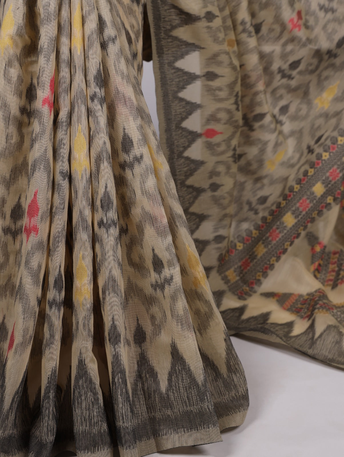 Comfort meets style in this soft Poly Cotton printed saree