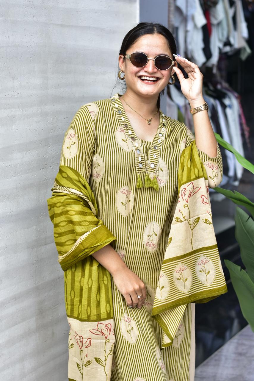 Women's Printed Kurta Dupatta Set with Straight Palazzo