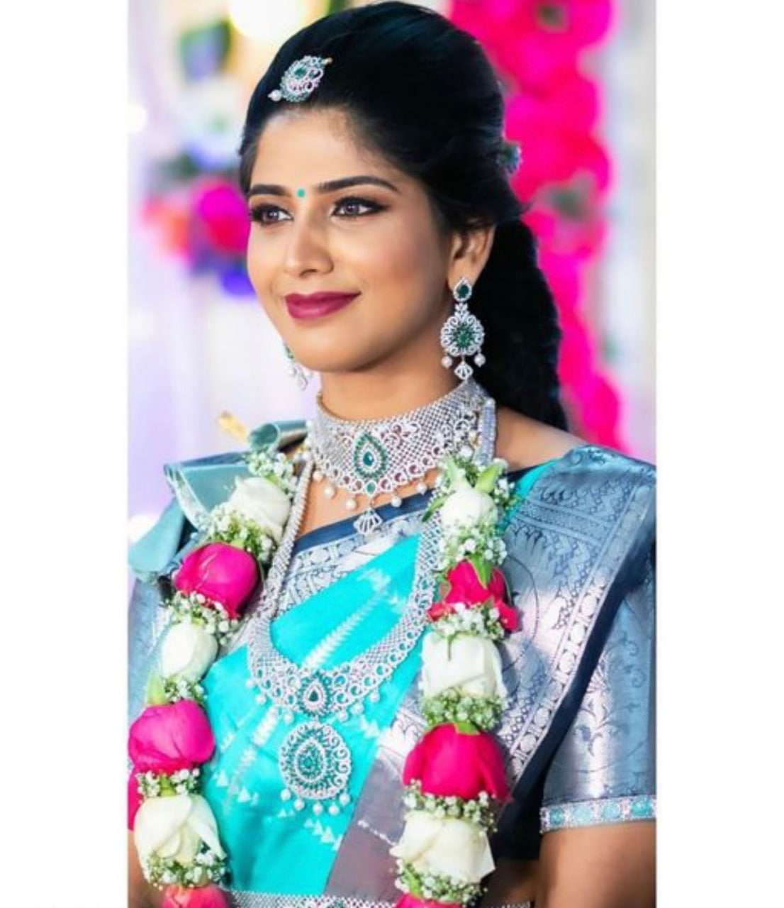 Women Woven Saree with Contrast Border