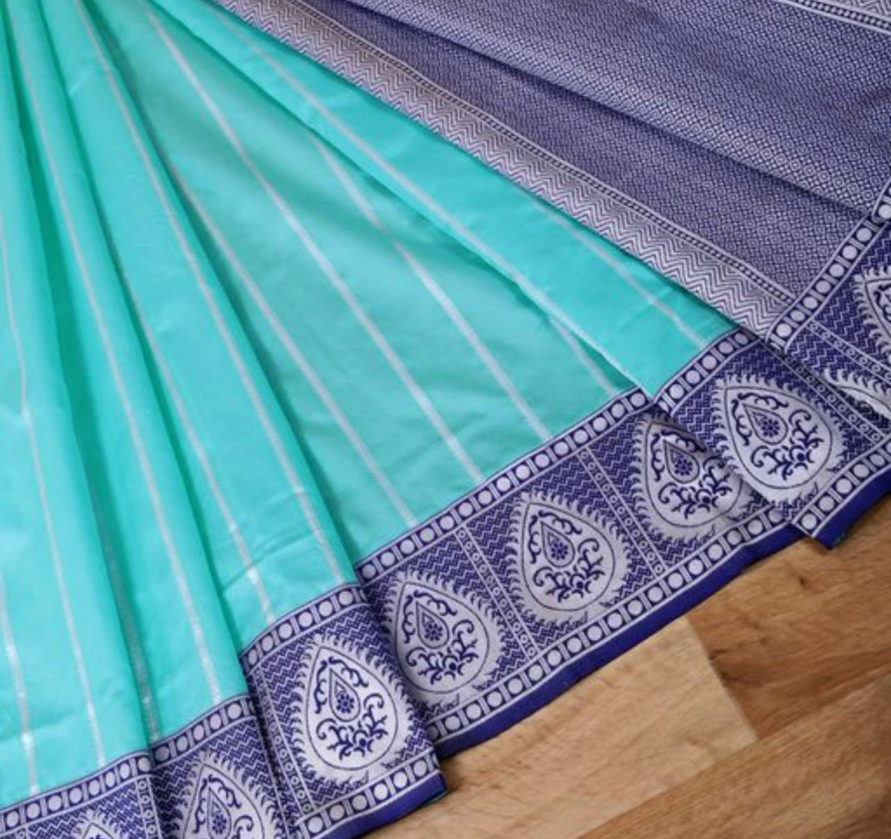 Women Woven Saree with Contrast Border