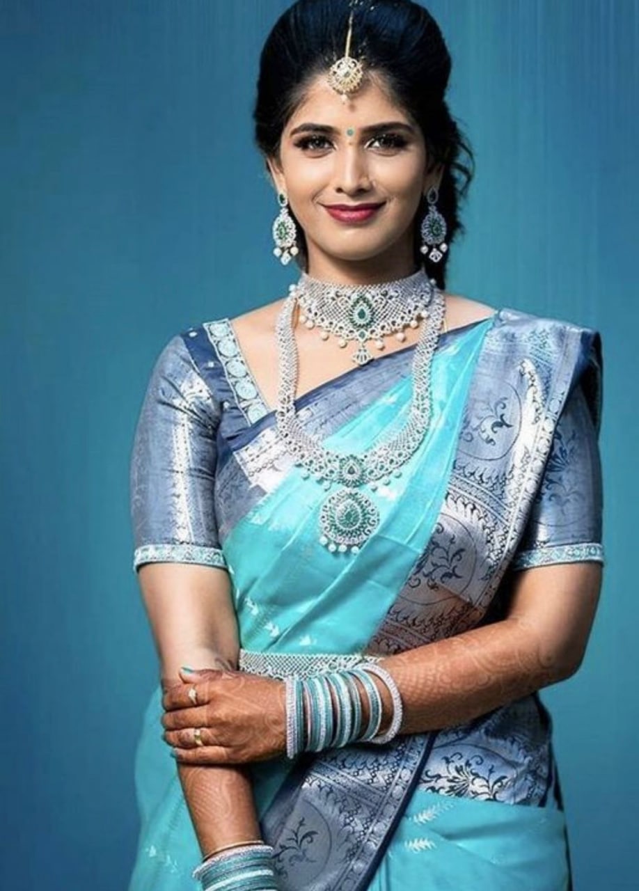 Women Woven Saree with Contrast Border