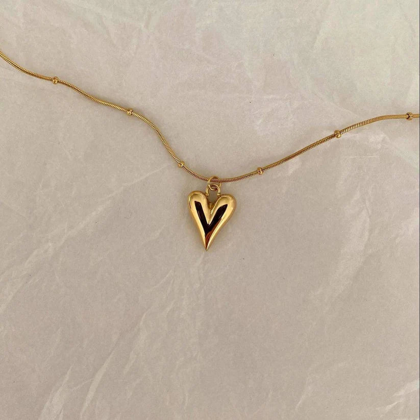 Pointed minimal heart necklace