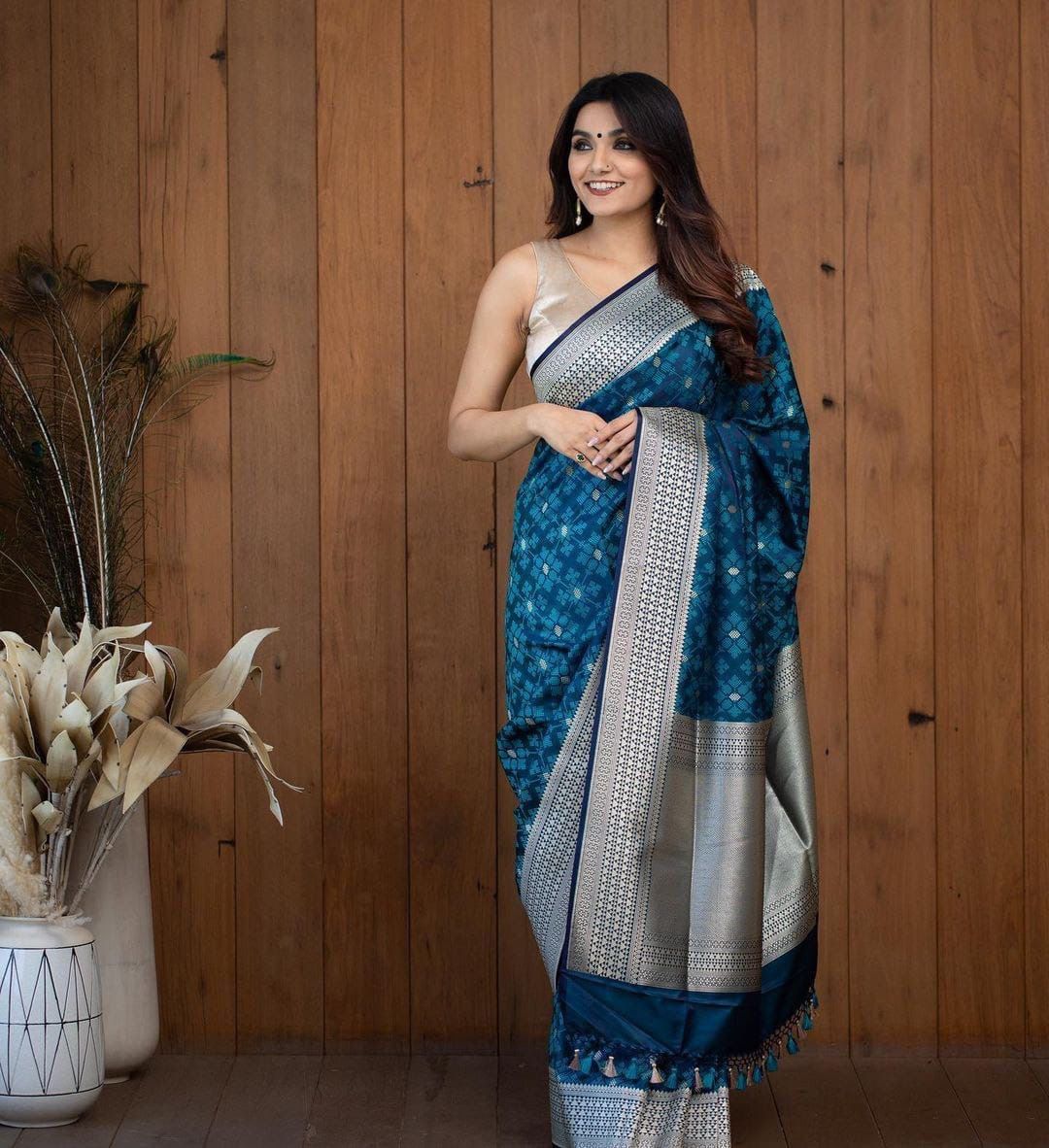 Women Geometric Woven Banarasi Silk Saree